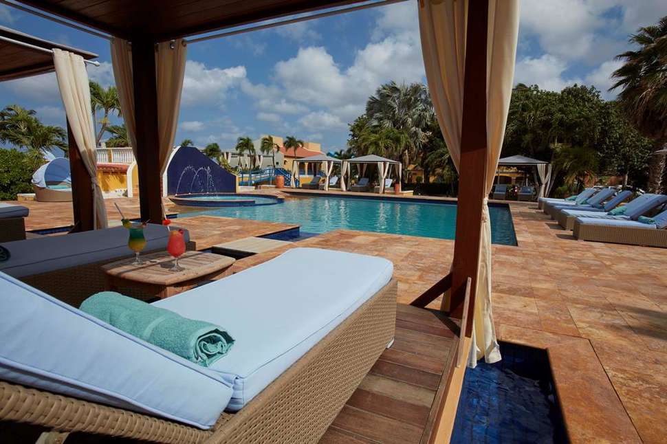 Een foto van het zwembad bij Divi Flamingo Beach Resort & Casino