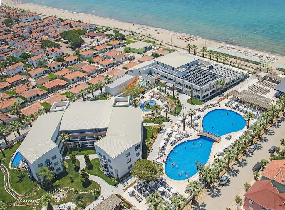 Een foto van het zwembad bij Palm Wings Beach Resort Kusadasi