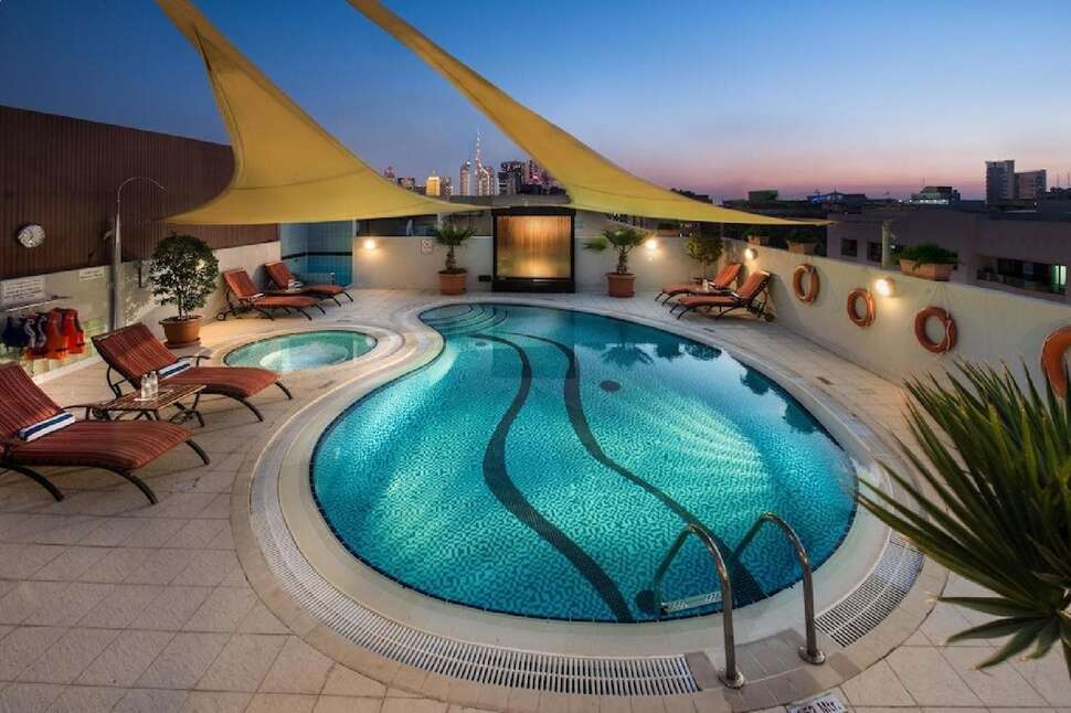 Een foto van het zwembad bij Savoy Suites