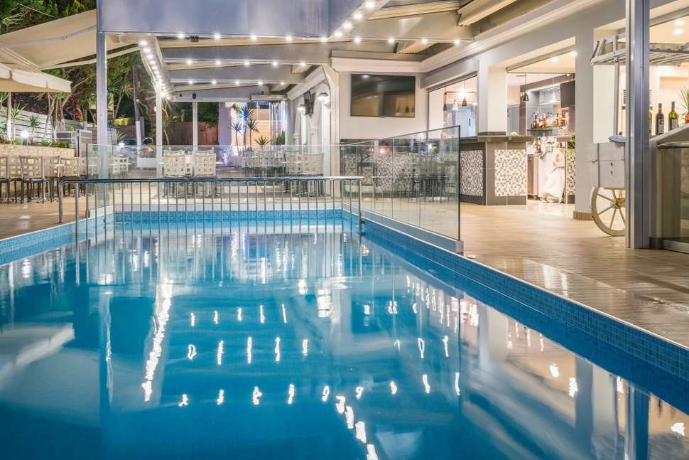 Ein Foto vom Pool im Denise Beach