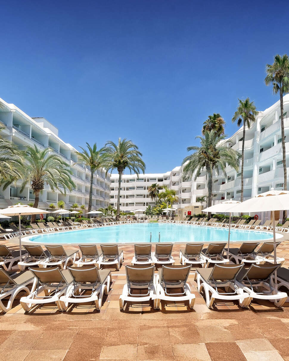 Een foto van het zwembad bij Hotel Akeah Broncemar