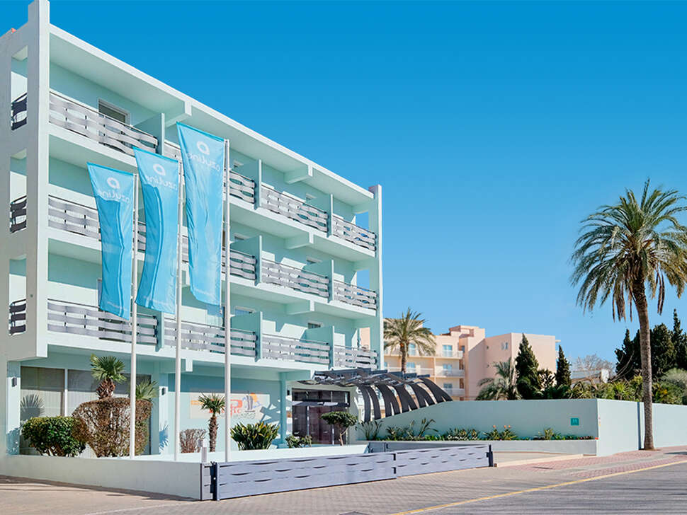 Een foto van de buitenkant van AzuLine Hotel Pacific