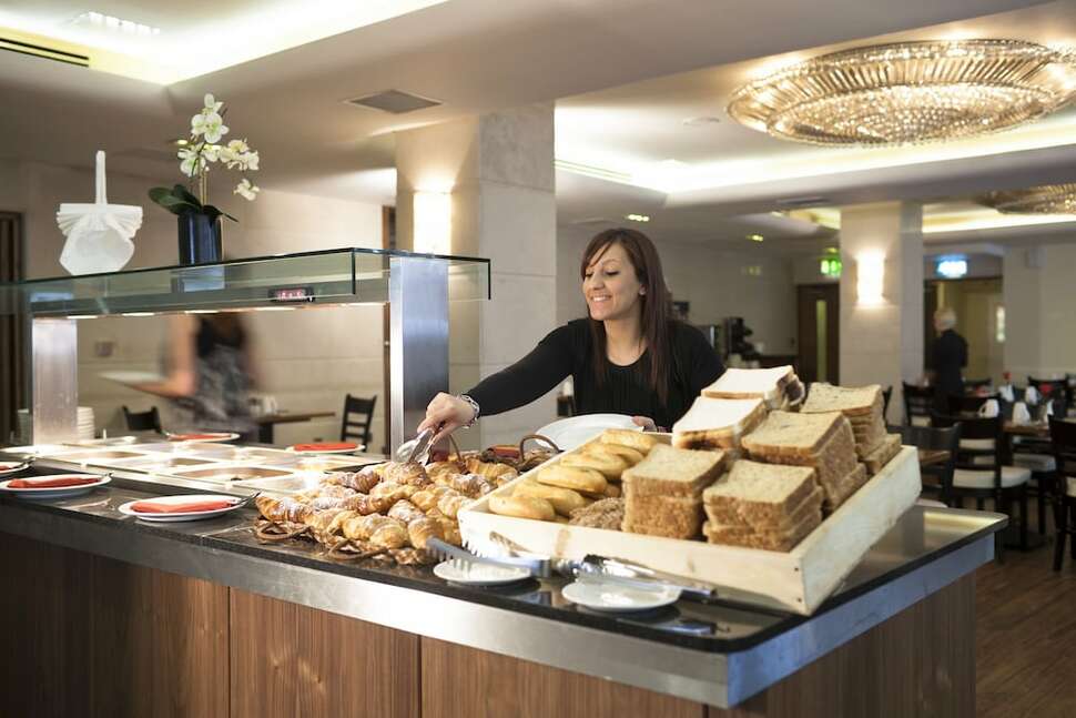 Een foto van The Academy Plaza Hotel
