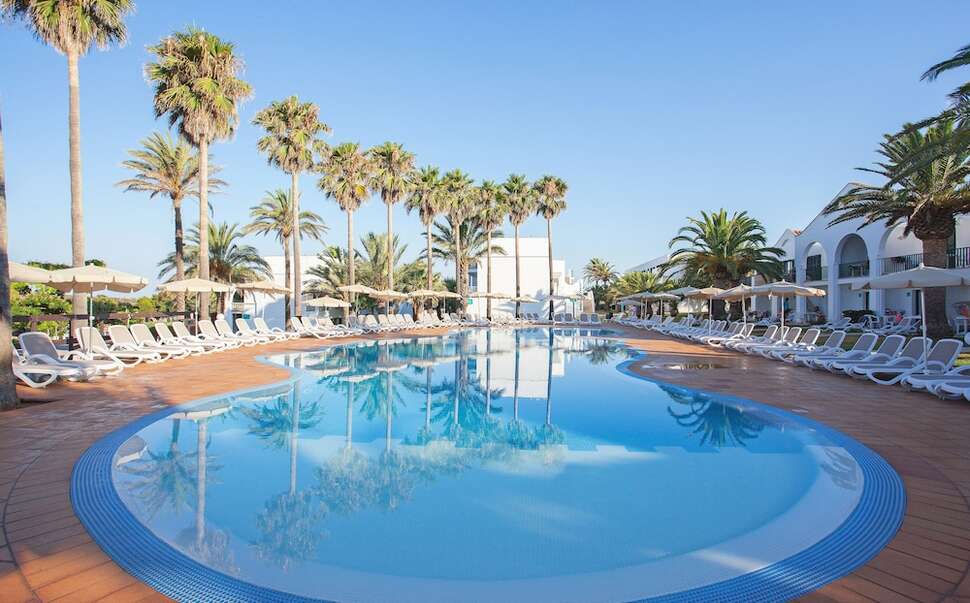 Een foto van het zwembad bij Grupotel Mar de Menorca