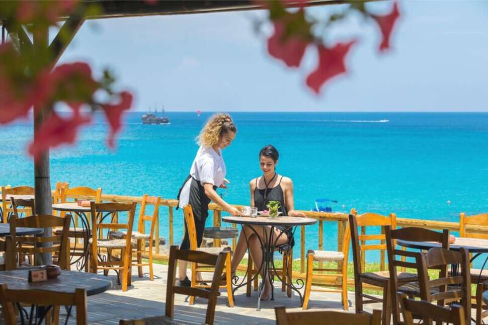 Een foto van het terras bij Cavo Maris Beach Hotel