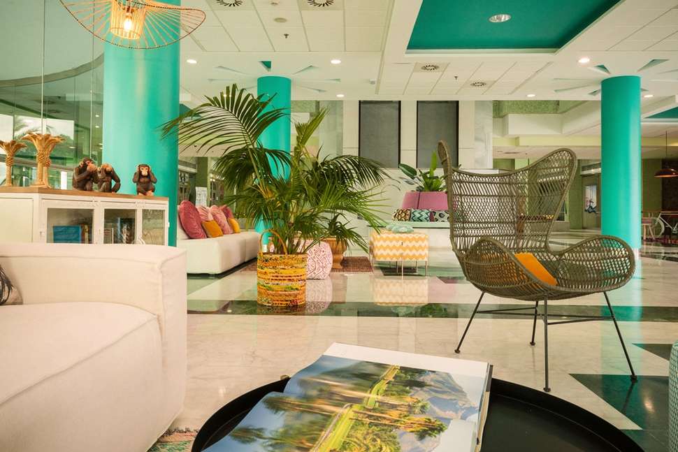Een foto van het interieur van Holiday World Riwo Hotel