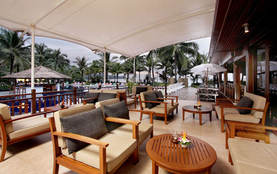 Een foto van het terras bij Sunprime Kamala Beach