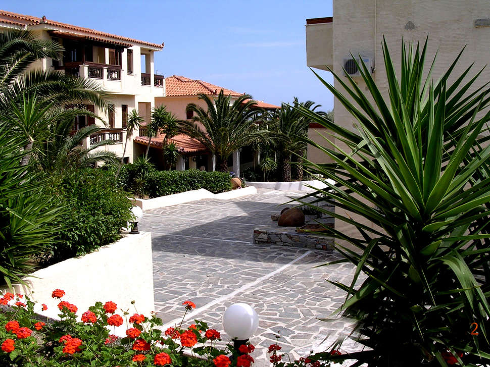 Een foto van de buitenkant van Kampos Village Resort