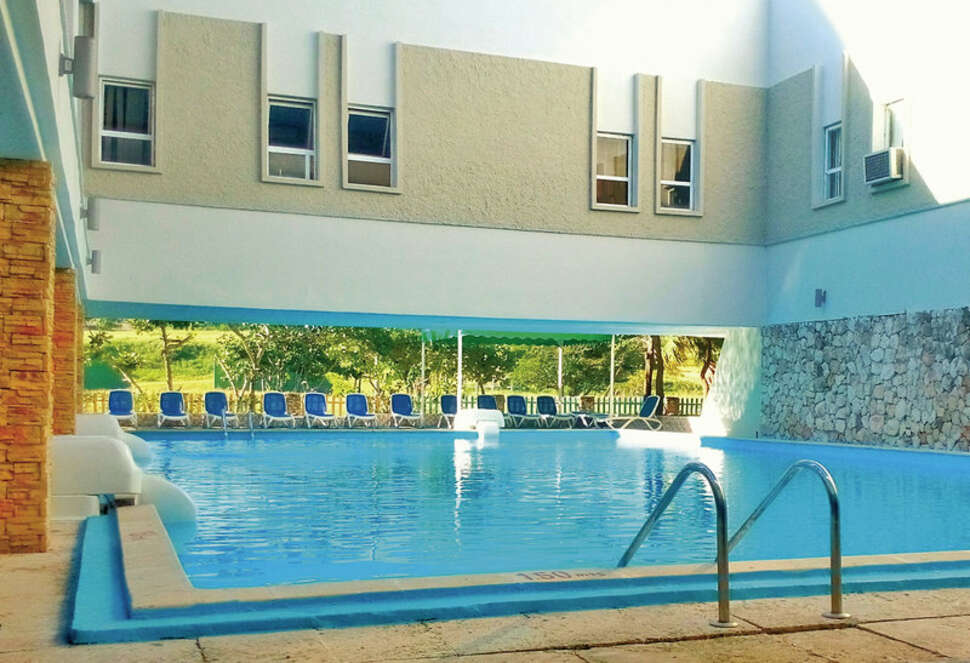 Ein Foto vom Pool im MarAzul Hotel
