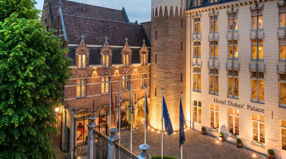 Een foto van de buitenkant van Dukes' Palace