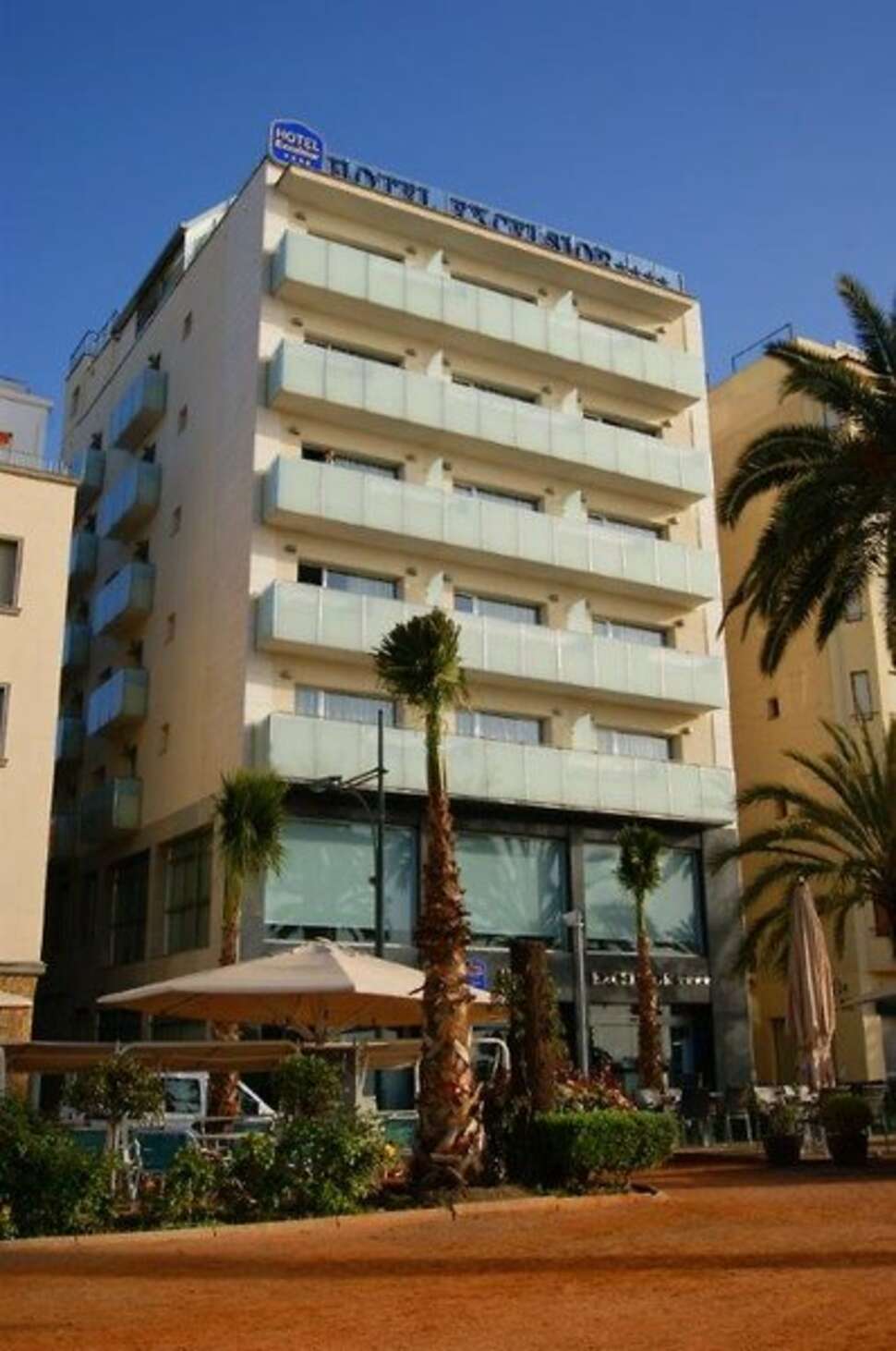Een foto van de buitenkant van URH Hotel Excelsior