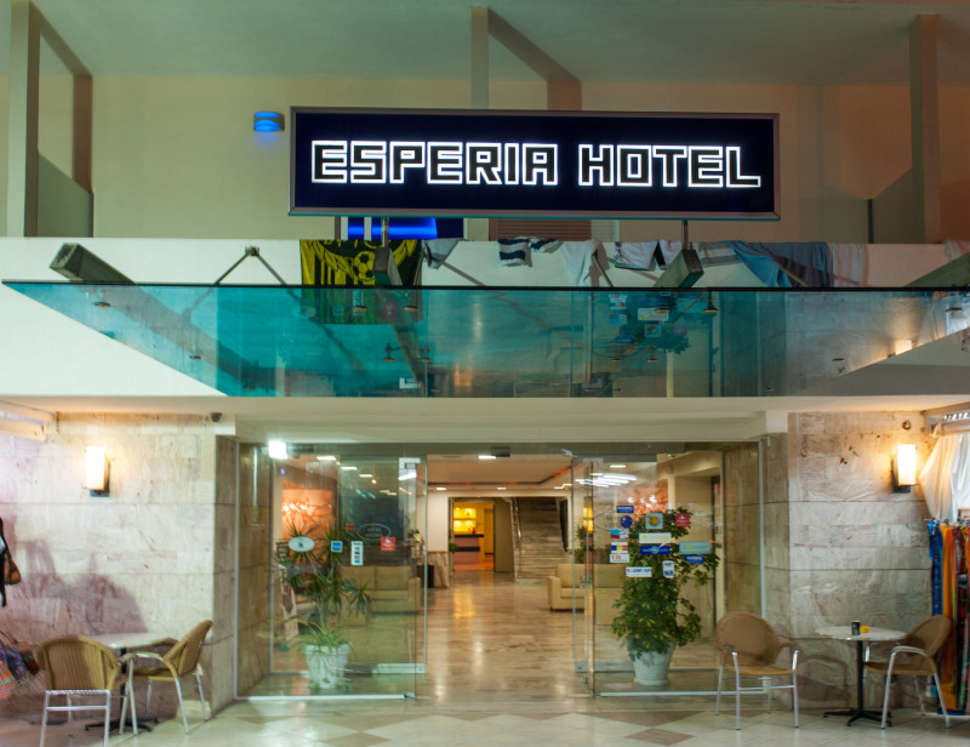 Een foto van de buitenkant van Esperia Hotel