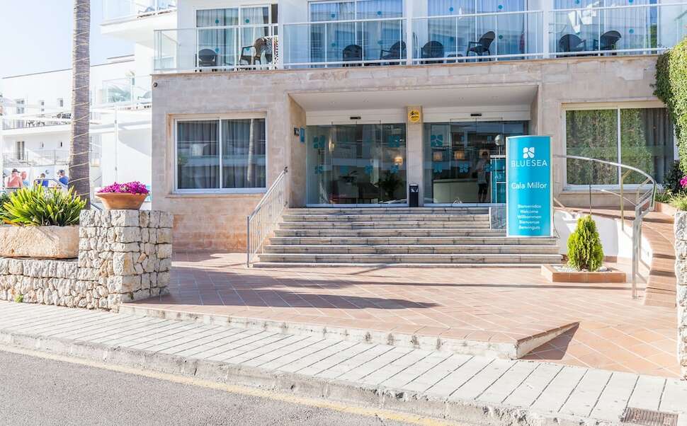 Een foto van de buitenkant van Blue Sea Cala Millor