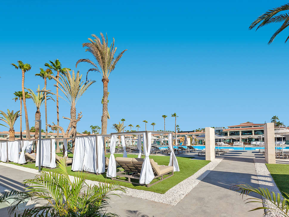 Een foto van het terras bij Kumara Serenoa by Lopesan Hotels