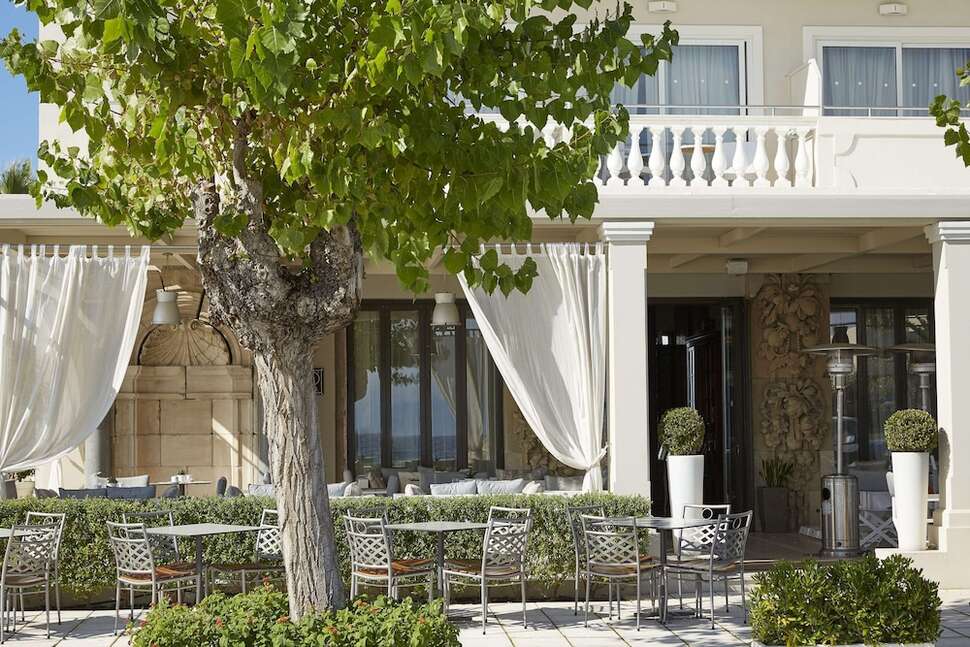 Een foto van het terras bij Mon Repos Palace Hotel