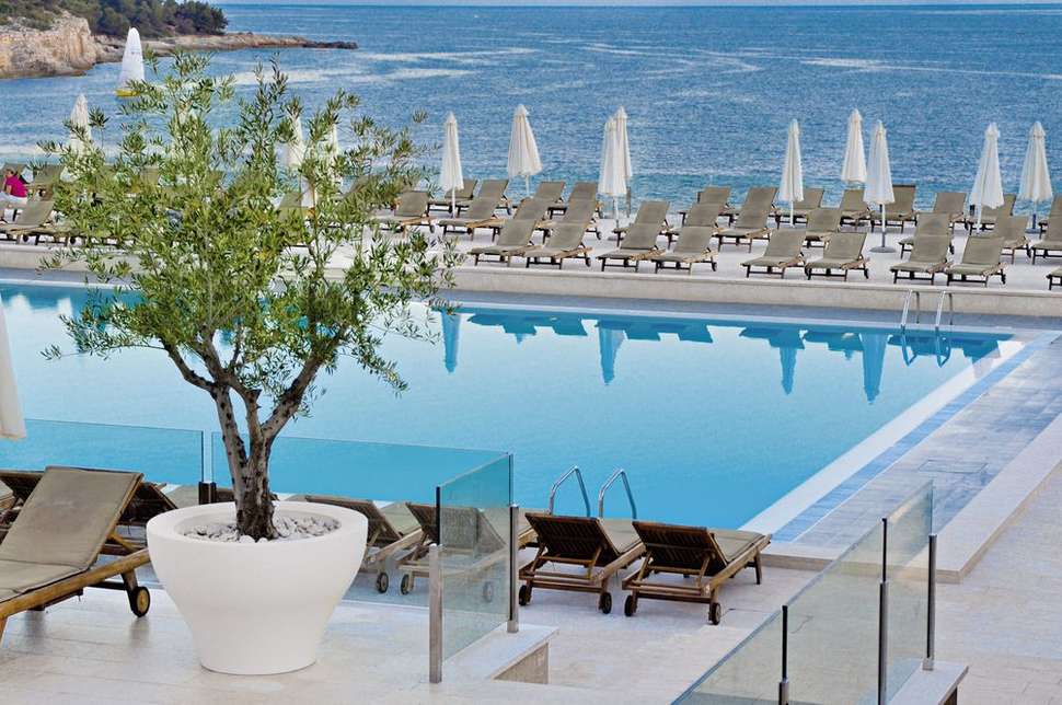 Een foto van het zwembad bij Verudela Beach & Villa Resort