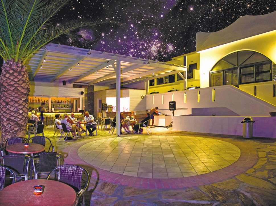 Een foto van het terras bij Hotel Saint Nicholas