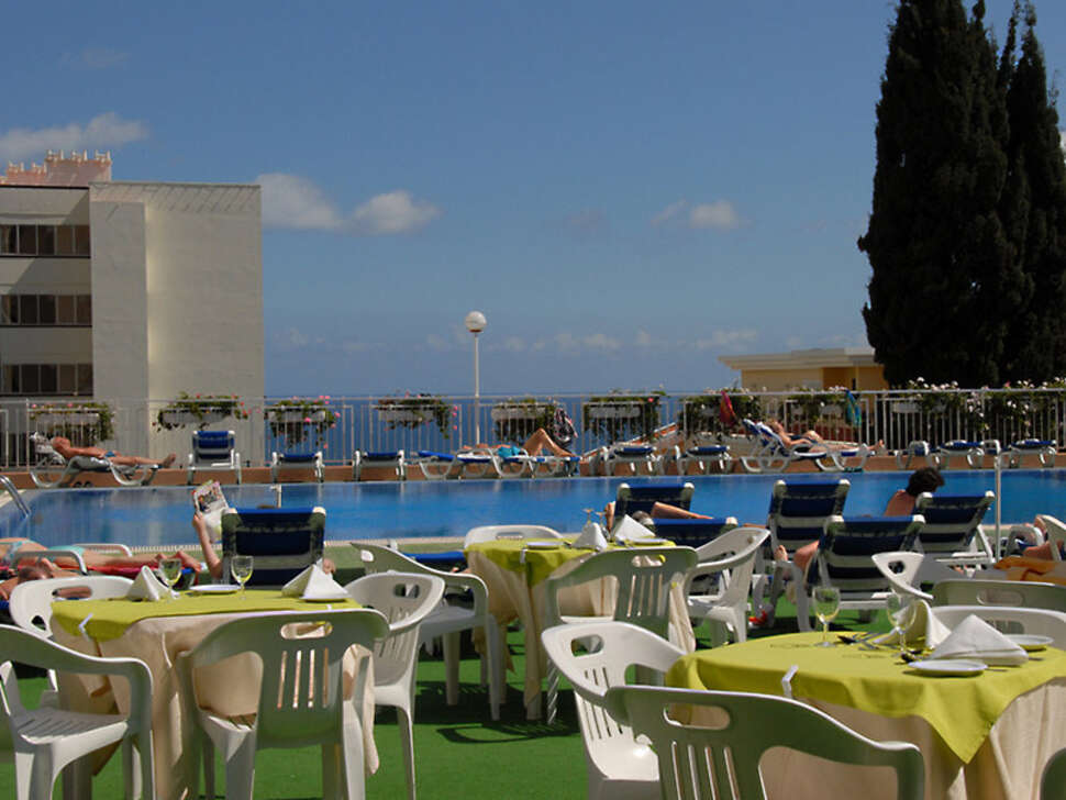 Een foto van het terras bij Dorisol Estrelicia Hotel