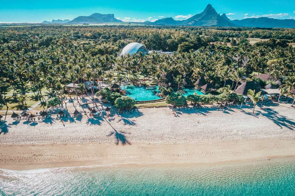 Een foto van de buitenkant van La Pirogue A Sun Resort