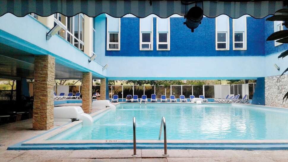 Ein Foto vom Pool im MarAzul Hotel