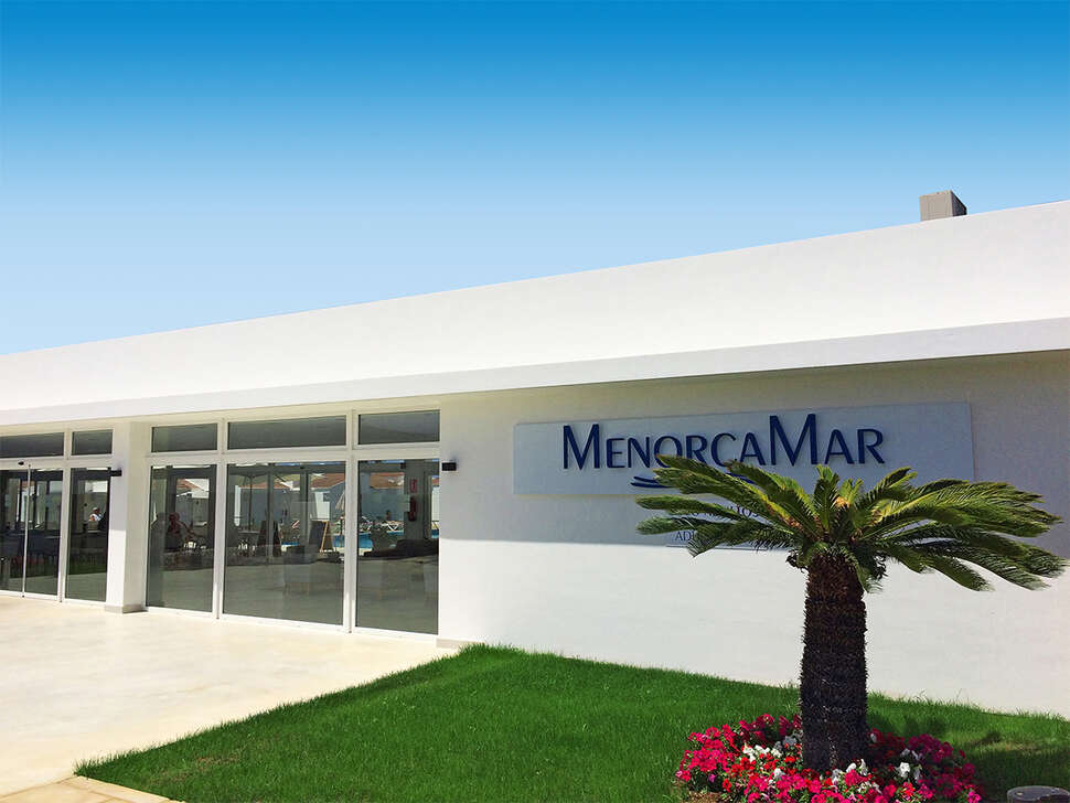 Een foto van de buitenkant van Sagitario Menorca Mar Appartementen
