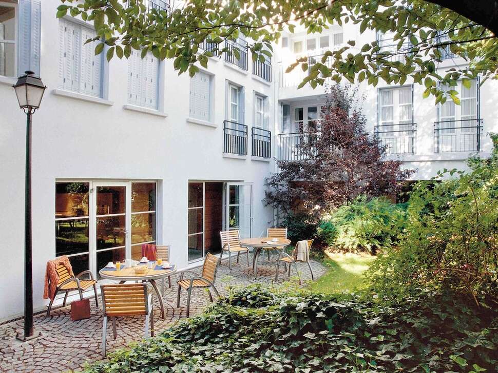 Een foto van het terras bij Aparthotel Adagio Paris Montmartre
