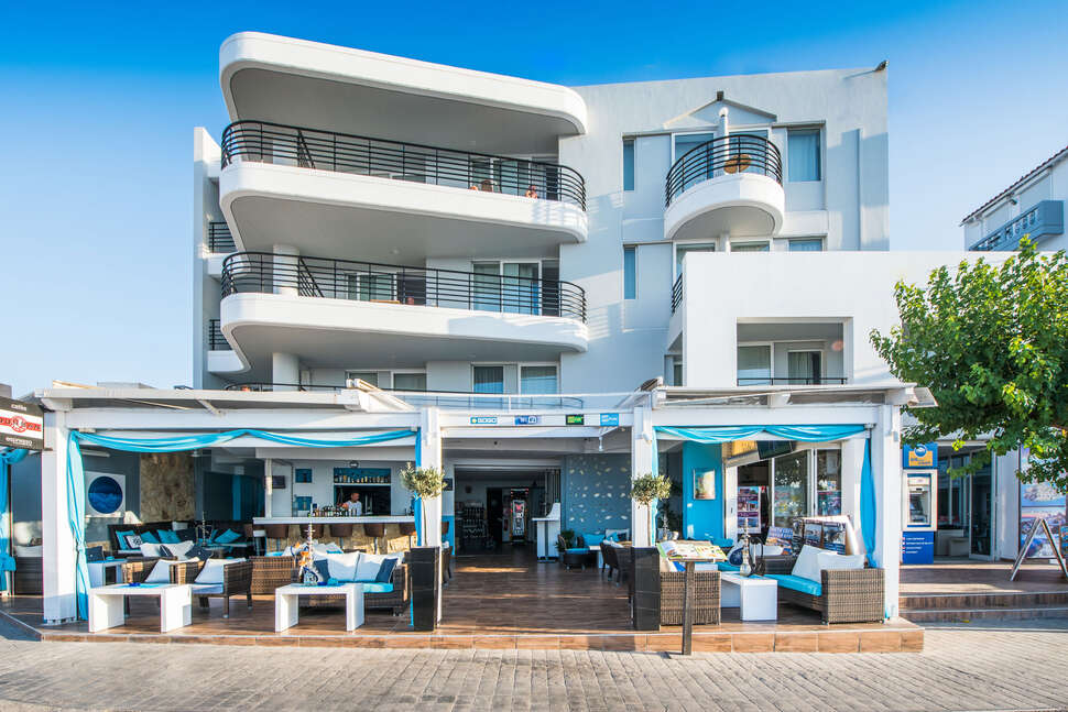 Ein Foto von der Außenansicht des Alia Beach Hotel