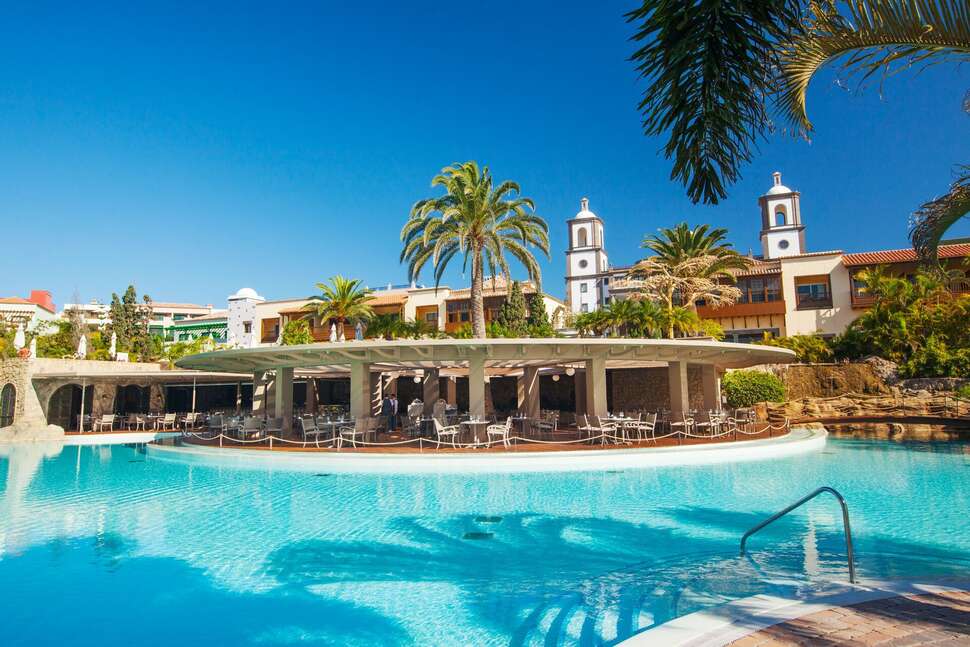 Een foto van het zwembad bij Lopesan Villa del Conde