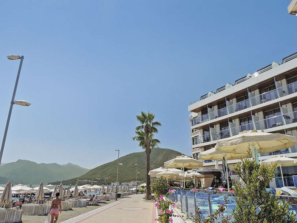 Een foto van de buitenkant van Marbella Hotel