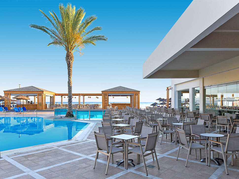 Een foto van het terras bij Avra Beach Resort Hotel & Bungalows
