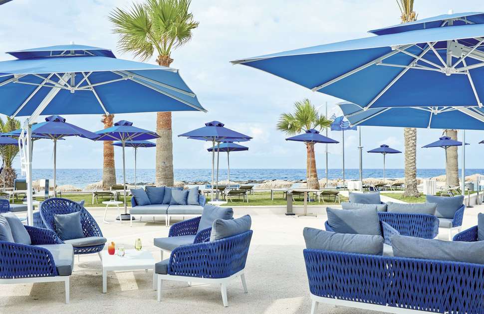 Een foto van het terras bij Atlantica Golden Beach Hotel