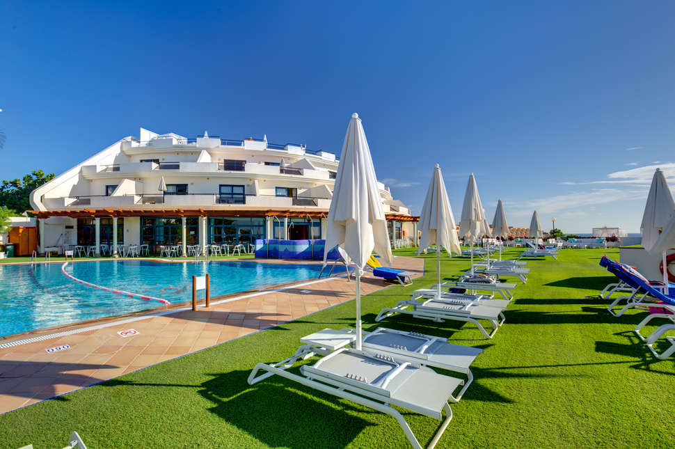 Een foto van het zwembad bij SBH Crystal Beach Hotel & Suites