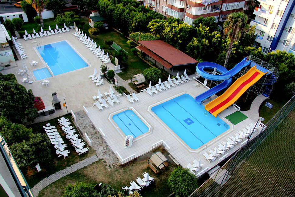Een foto van het zwembad bij Aparthotel Green Park