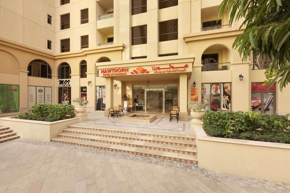 Een foto van de buitenkant van Ramada Hotel & Suites by Wyndham JBR