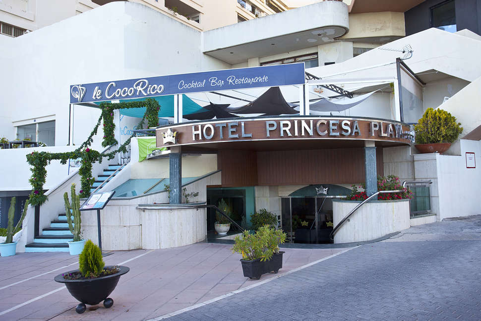 Een foto van de buitenkant van Hotel Princesa Playa Marbella