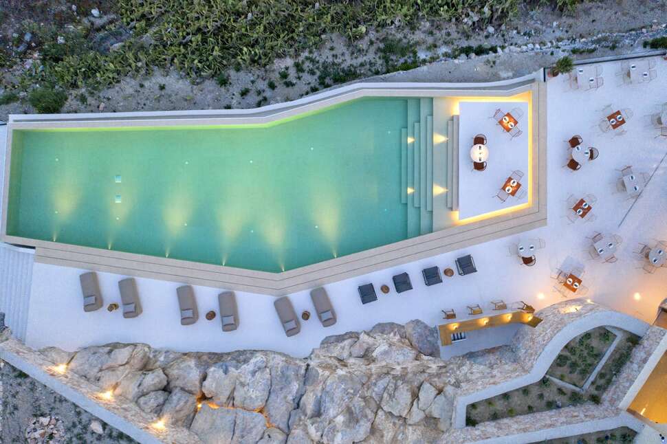 Ein Foto vom Pool im Elessa Hotel