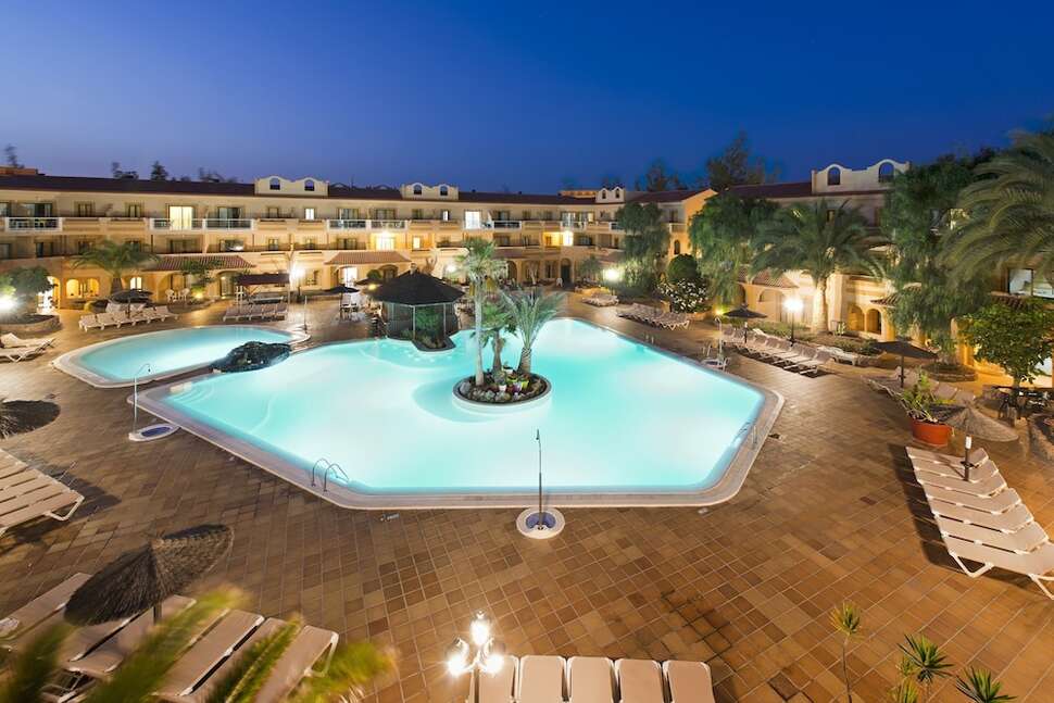 Een foto van het zwembad bij Elba Lucia Sport & Suite Hotel