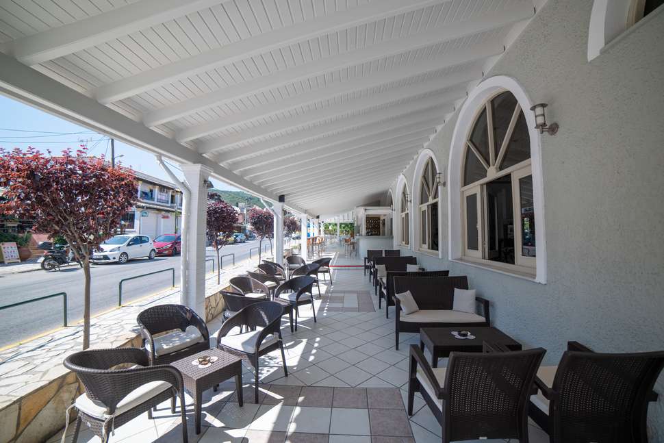 Een foto van het terras bij Hotel Alkionis