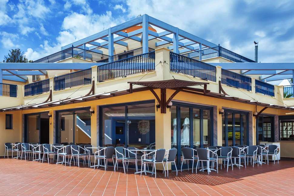 Een foto van het terras bij Hotel Atrium