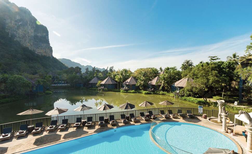 Een foto van het zwembad bij Hotel Peace Laguna Resort
