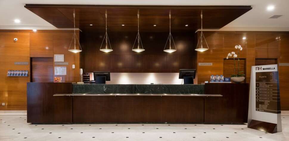 Een foto van het interieur van NH Marbella