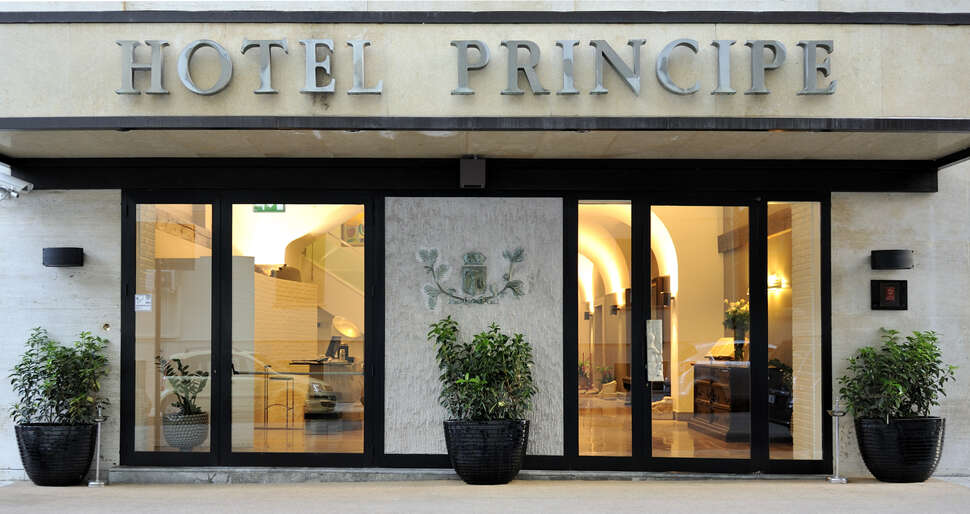 Een foto van de buitenkant van Hotel Principe di Villafranca