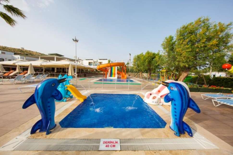 Een foto van het zwembad bij Anadolu Hotel Bodrum