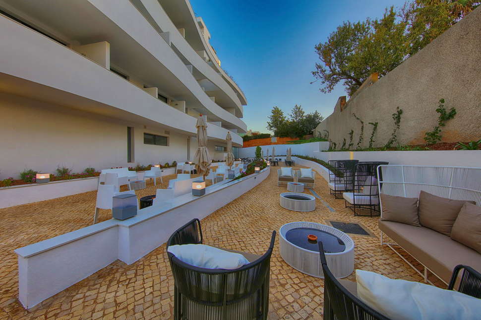 Een foto van het terras bij Jupiter Marina Hotel