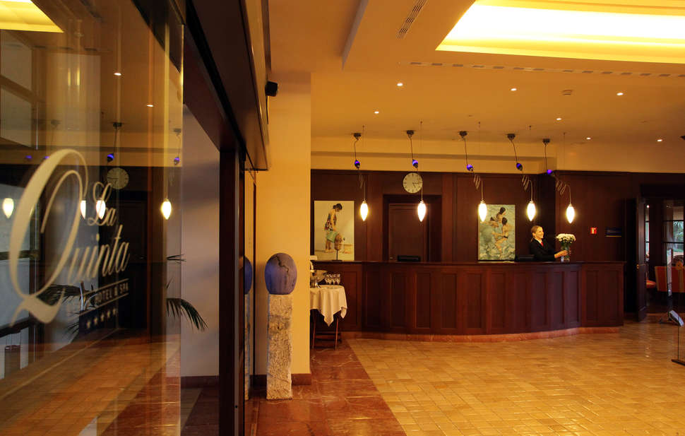 Een foto van het interieur van La Quinta Menorca by Portblue Boutique
