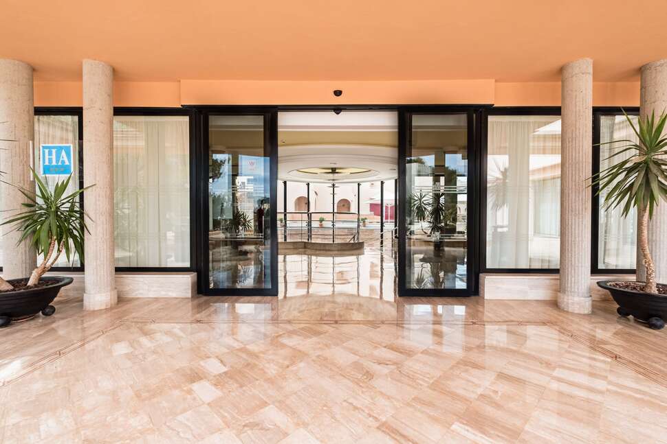 Een foto van de buitenkant van Rosamar Ibiza hotel