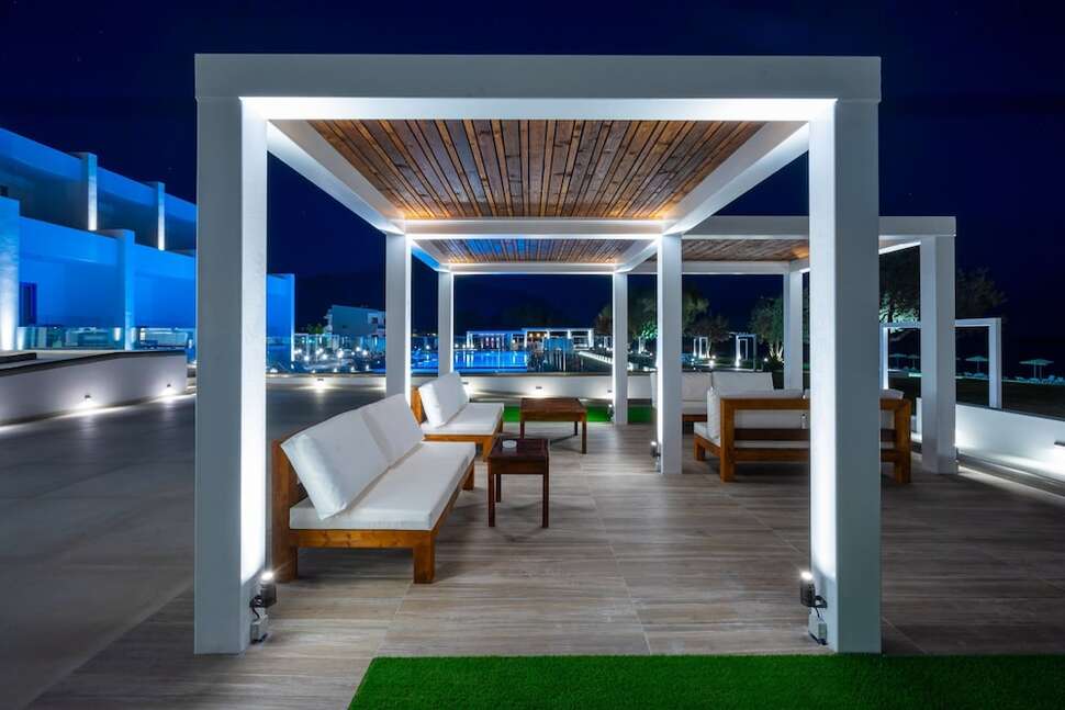 Een foto van het terras bij Kamari Plus Hotel