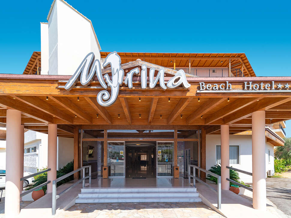 Een foto van de buitenkant van Myrina Beach Hotel