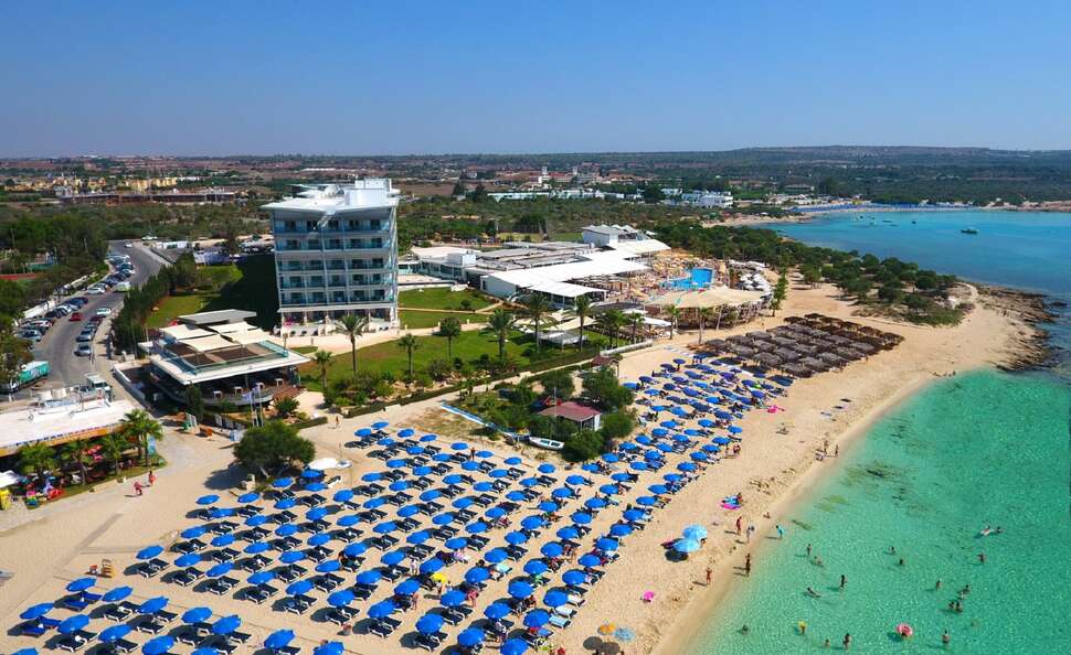 Een foto van het strand bij Asterias Beach Hotel