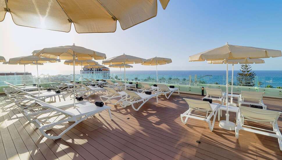 Ein Foto von der Terrasse im H10 Las Palmeras